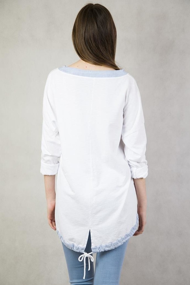 Asymetryczna biała bluzka ściągana oraz wiązana na dole