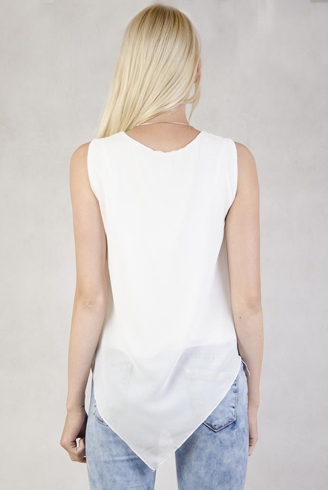 Asymetryczna biała bluzka z wisiorkiem
