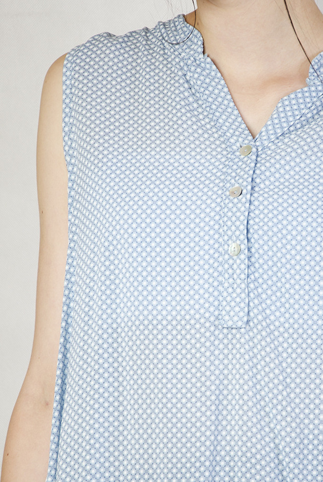 Asymetryczna niebieska bluzka z trzema guzikami