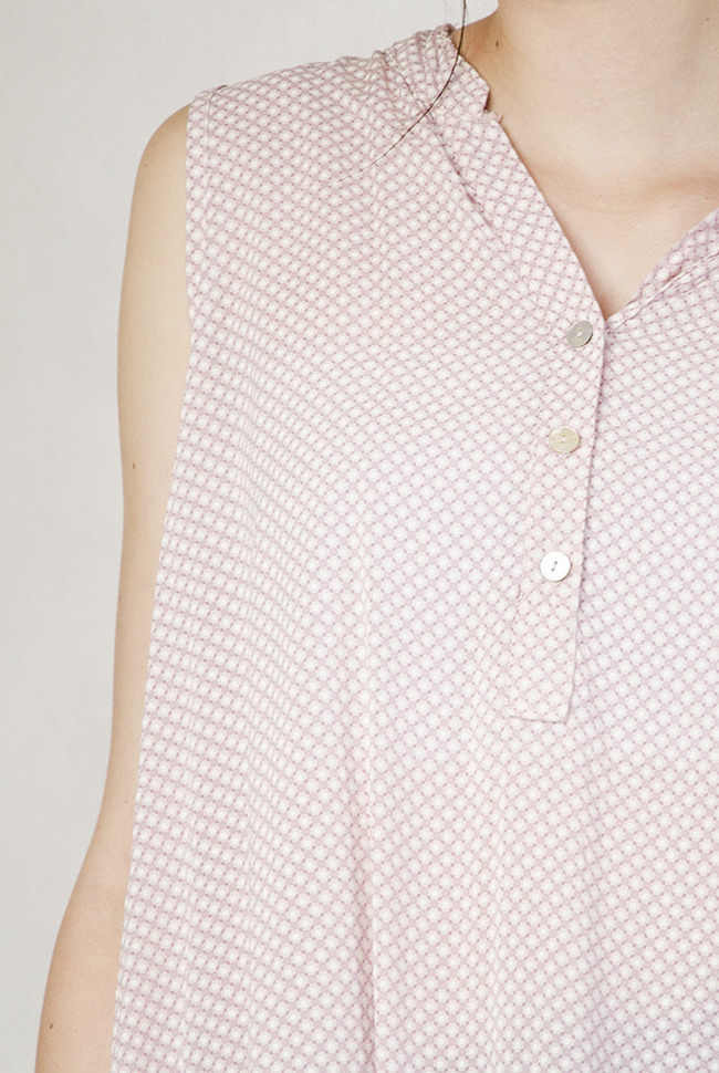 Asymetryczna różowa bluzka z trzema guzikami