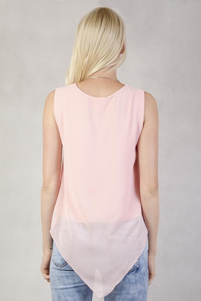 Asymetryczna różowa bluzka z wisiorkiem