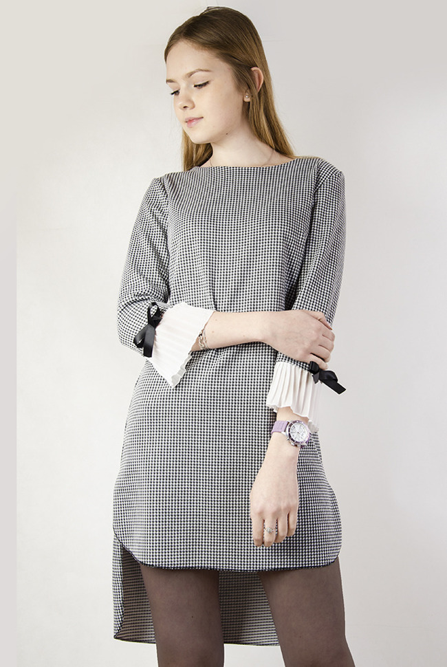 Asymetryczna sukienka w pepitkę z plisowaniem przy rękawie.