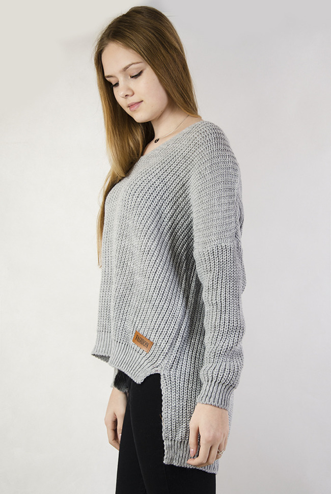 Asymetryczny, szary sweter z dekoltem "V"