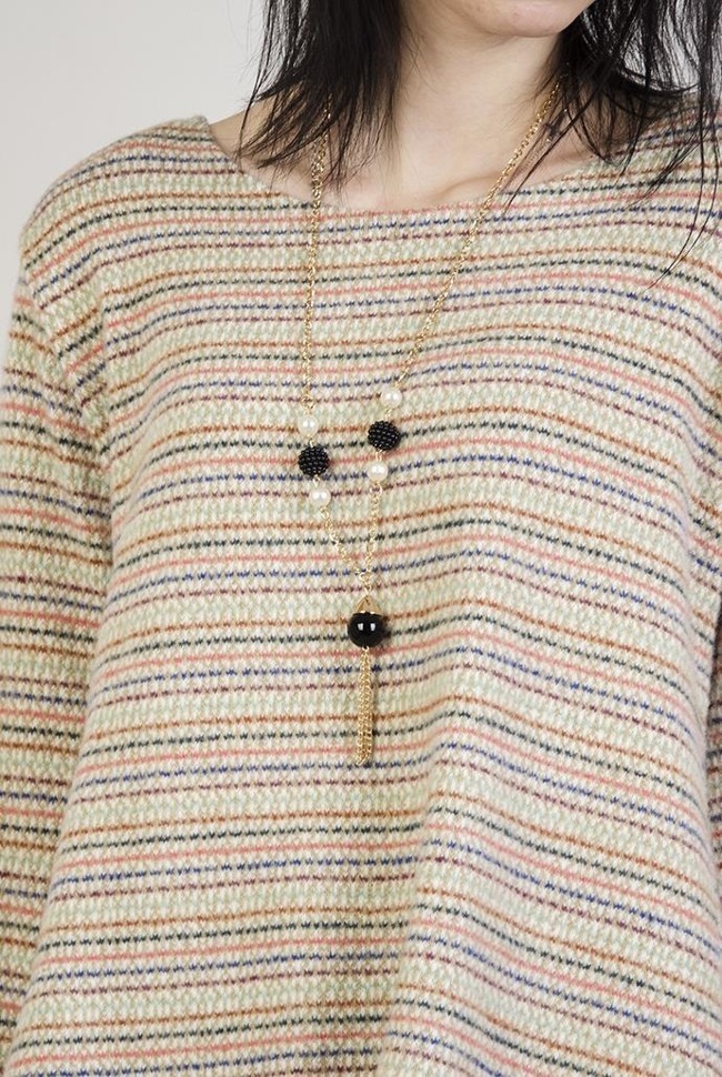 Beżowa bluzka w paski, z wisiorkiem