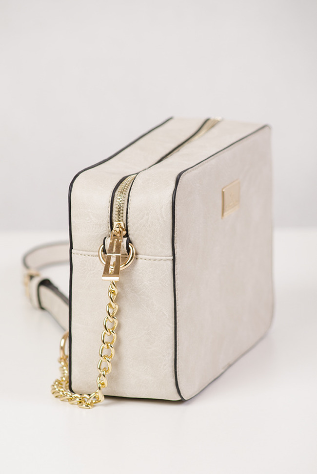 Beżowa, usztywniana torebka ze złotym łańcuszkiem