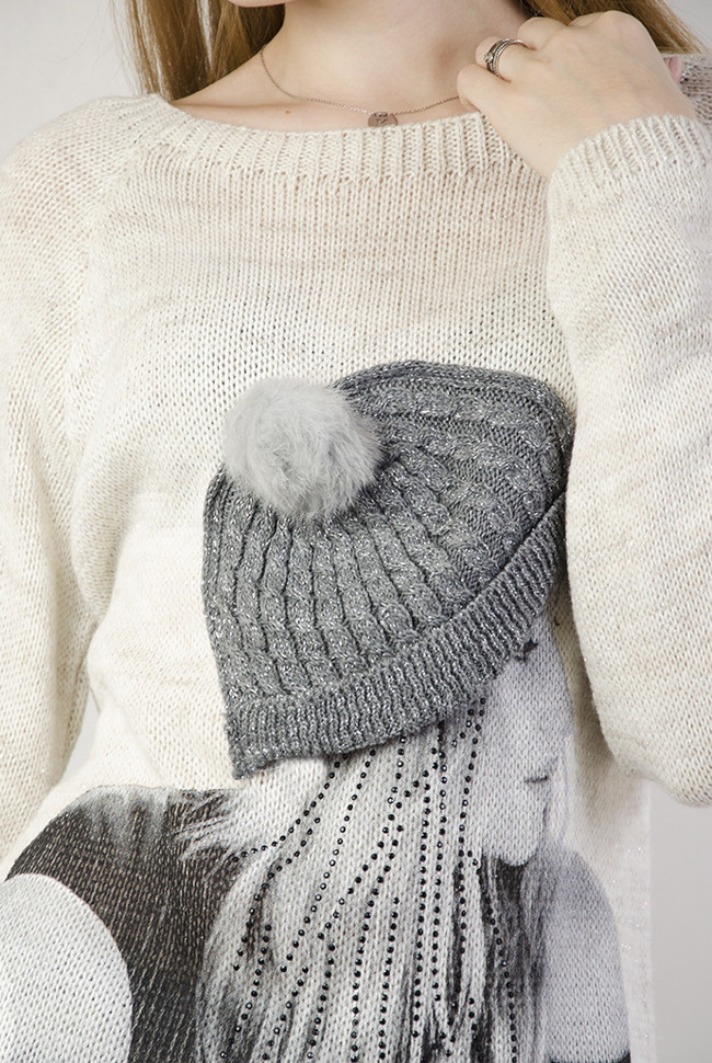 Beżowy sweter z motywem kobiety z czapką