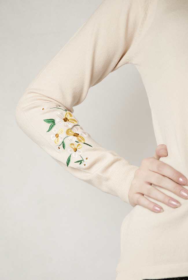 Beżowy sweterek z kwiatami haftowanymi na rękawach