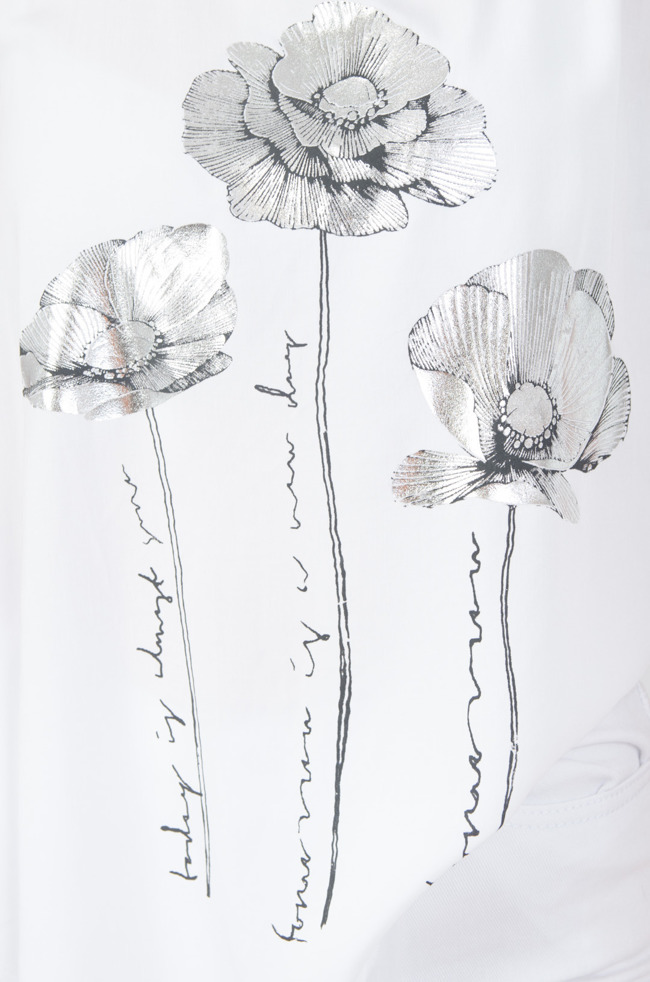 Biała asymetryczna bluzka na ramiączka z kwiatami 