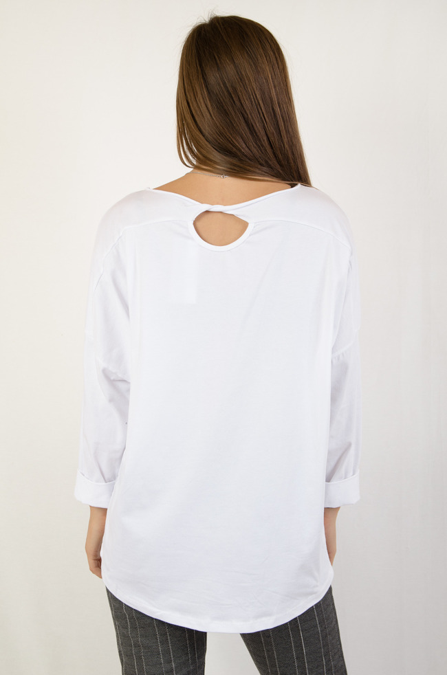Biała asymetryczna bluzka typu oversize z aplikacją z przodu