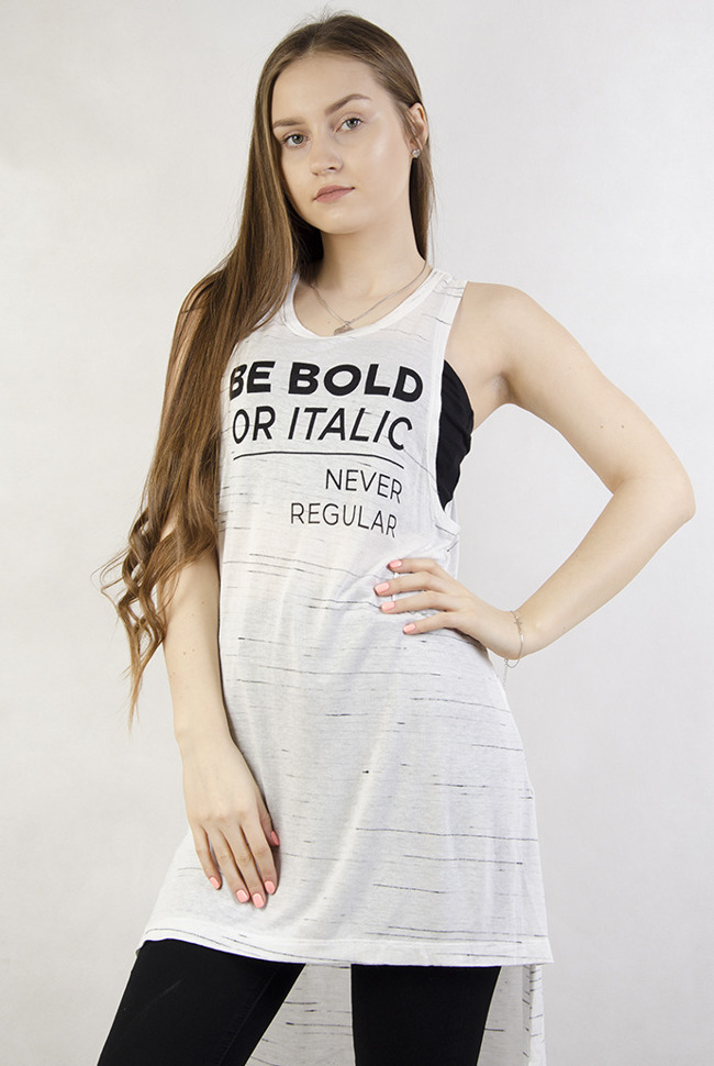 Biała, asymetryczna bluzka z napisem "Be bold or italic"