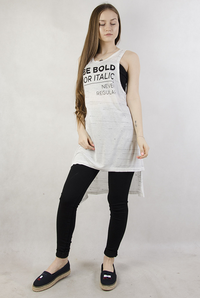 Biała, asymetryczna bluzka z napisem "Be bold or italic"