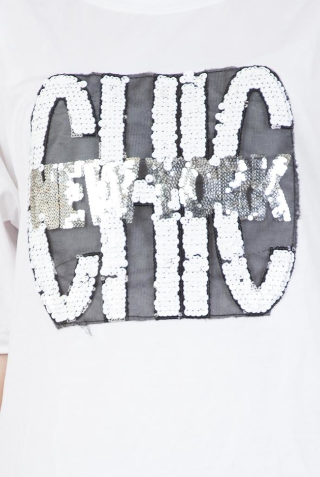 Biała asymetryczna bluzka z napisem "CHIC NEW YORK"