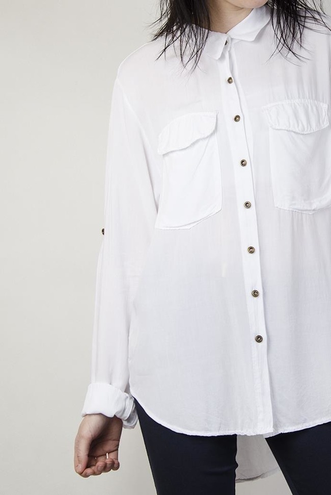 Biała, asymetryczna koszula zapinana na guziki
