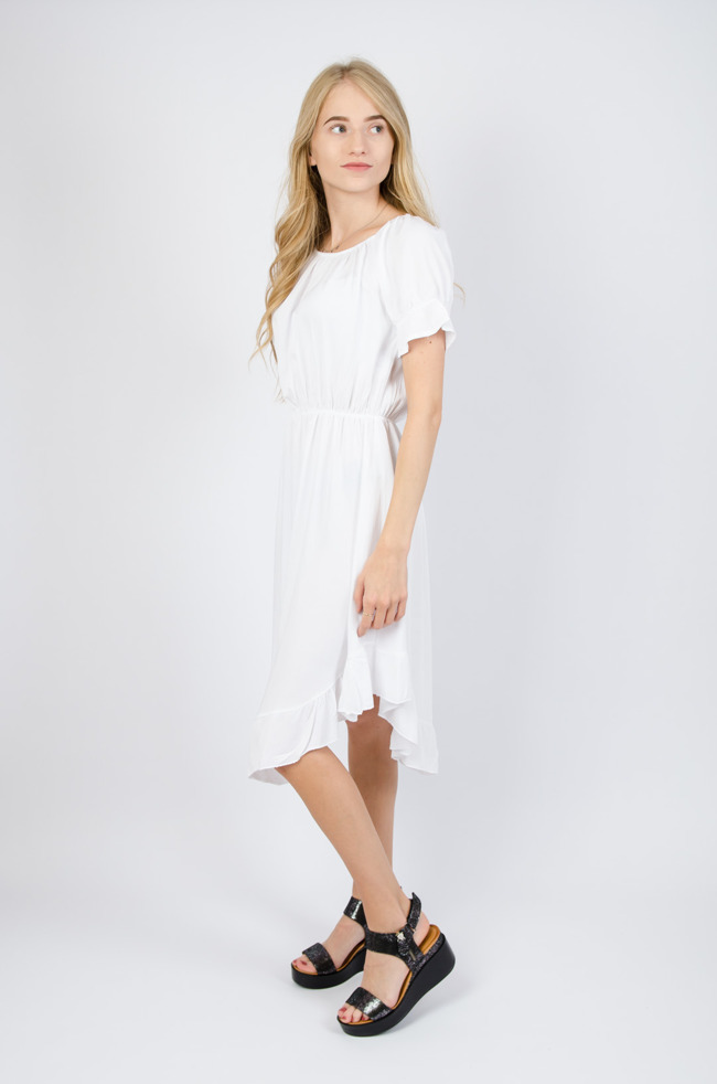 Biała asymetryczna sukienka z hiszpańskim dekoltem 