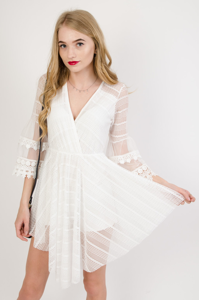 Biała ażurowa sukienka z asymetrycznym dołem oraz dekoltem w serek