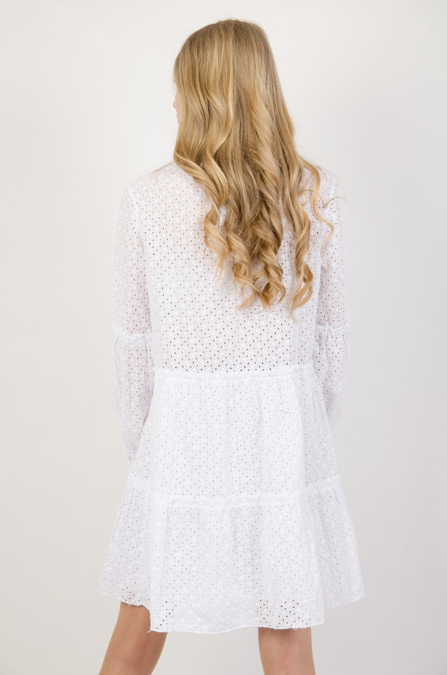 Biała ażurowa sukienka z długim rękawem