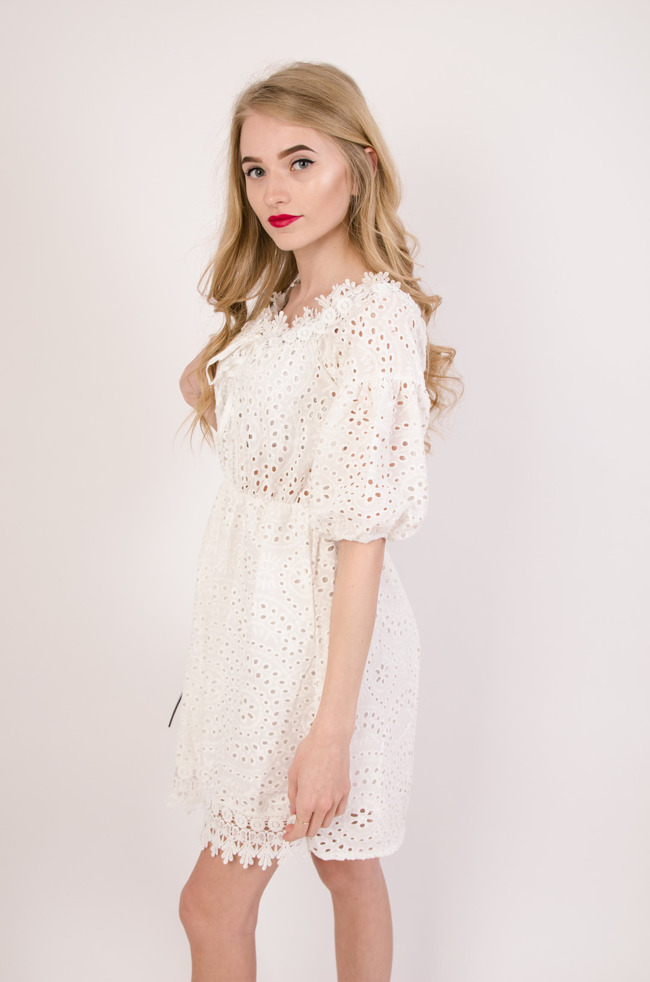 Biała ażurowa sukienka z gumką w pasie i wiązaniem w dekolcie