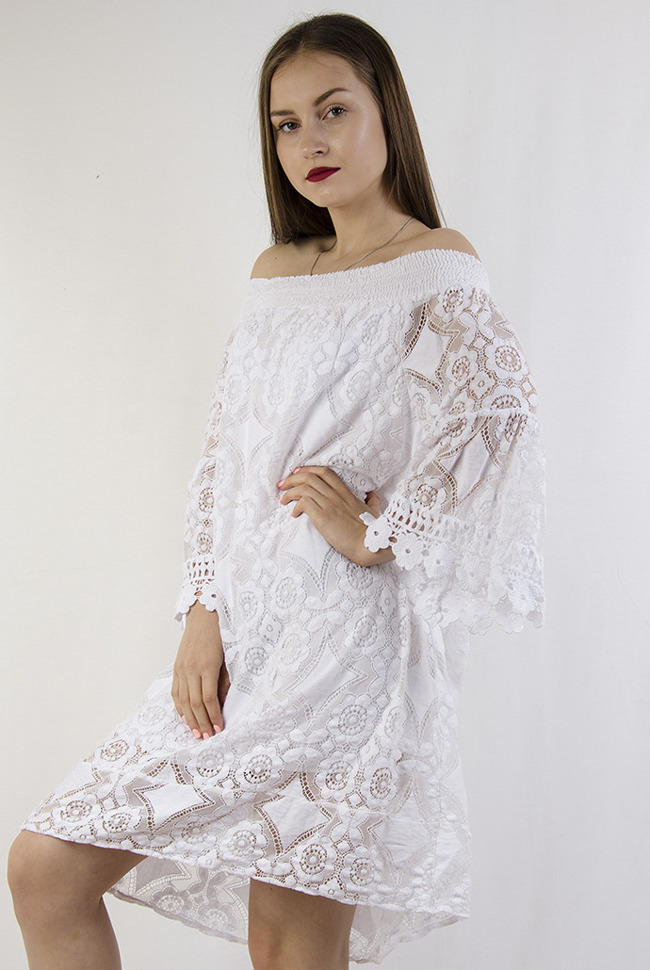 Biała ażurowa sukienka z odkrytymi ramionami