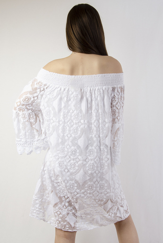 Biała ażurowa sukienka z odkrytymi ramionami