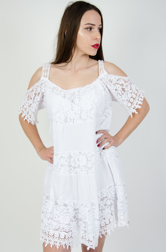 Biała ażurowa sukienka z odkrytymi ramionami 