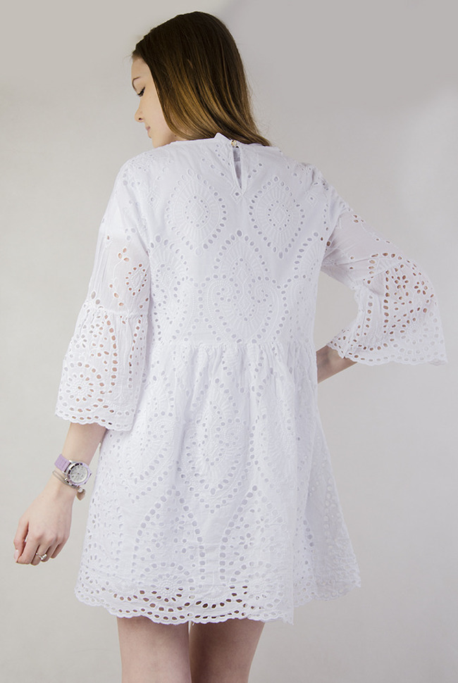 Biała ażurowa sukienka z rozszerzanymi rękawami