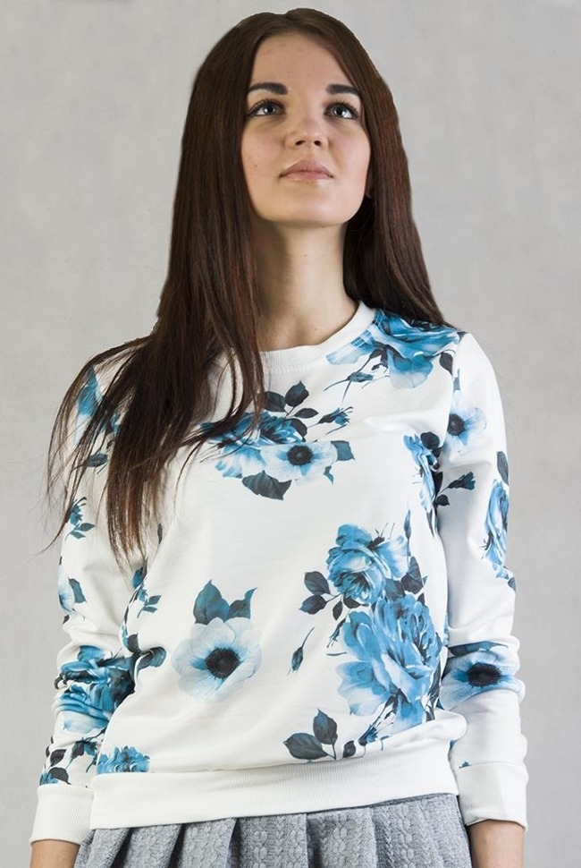 Biała bluza z niebieskimi kwiatami