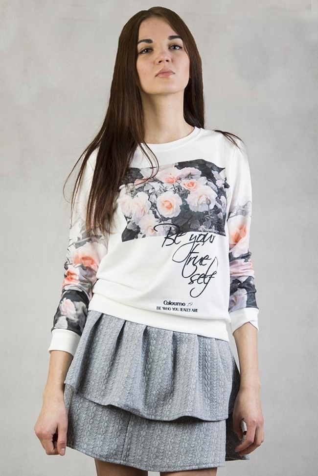Biała bluza z przodu sztampa w kwiaty oraz napis "Be your true self"