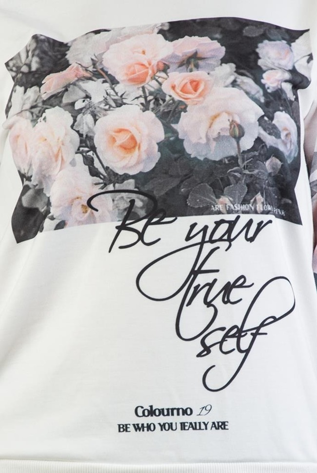 Biała bluza z przodu sztampa w kwiaty oraz napis "Be your true self"