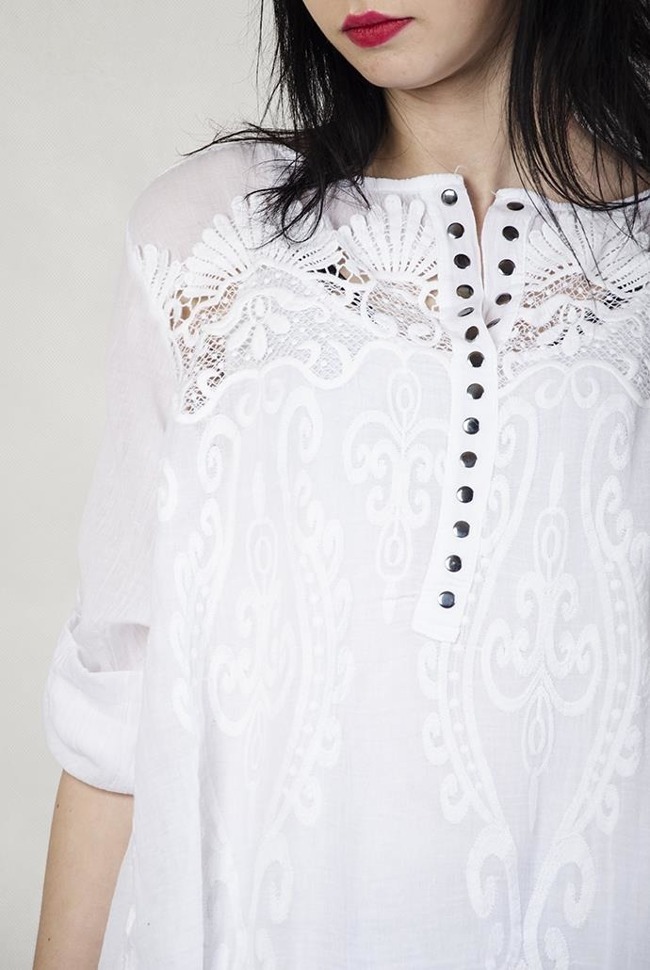 Biała bluzka koszulowa z ażurowym zdobieniem przy dekolcie