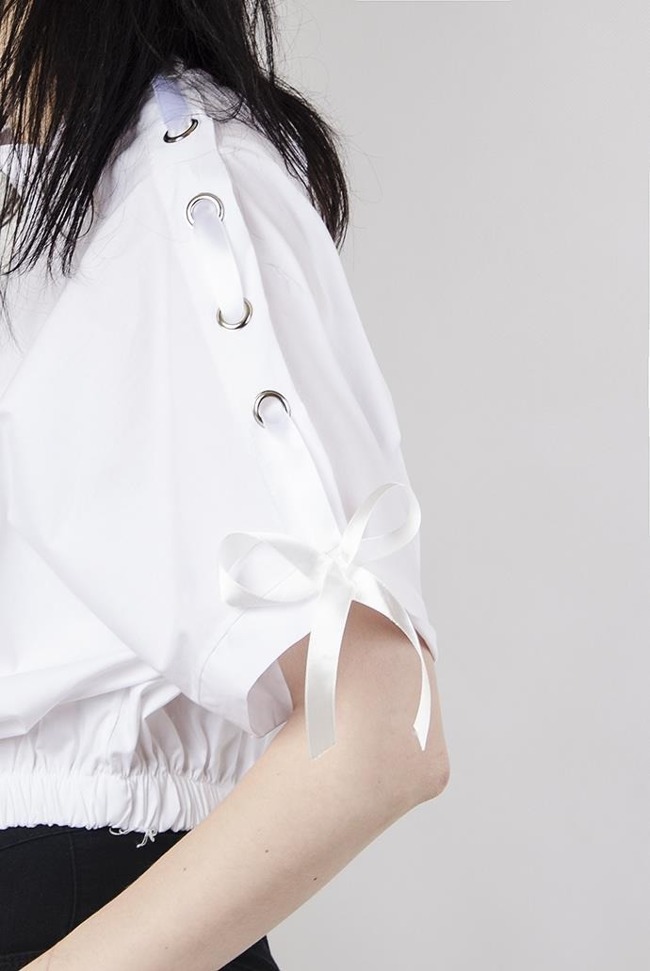 Biała bluzka koszulowa ze wstążką i gumą w pasie