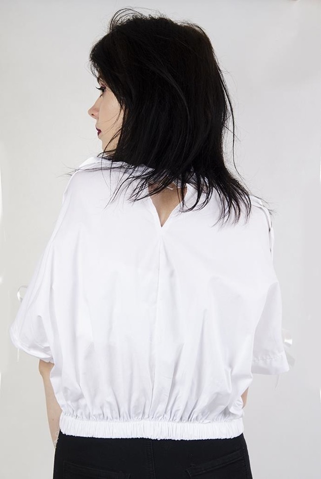 Biała bluzka koszulowa ze wstążką i gumą w pasie