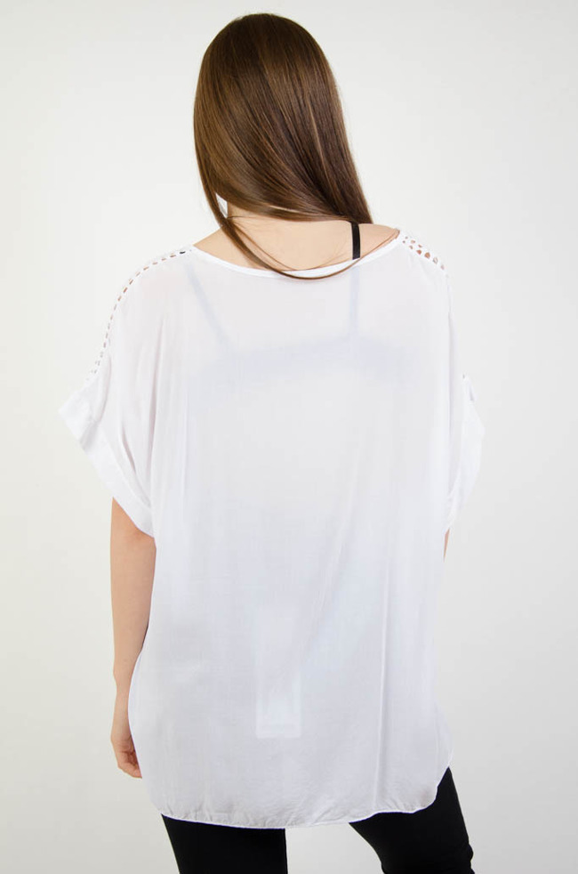 Biała bluzka oversize z ażurowymi wstawkami na ramionach 