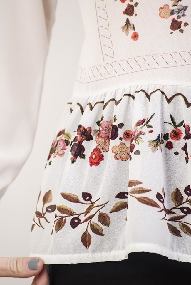Biała bluzka szyfonowa w kwiatowe wzory