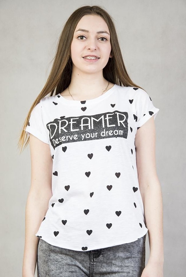 Biała bluzka w czarne serduszka z napisem "Dreamer deserve your dream"