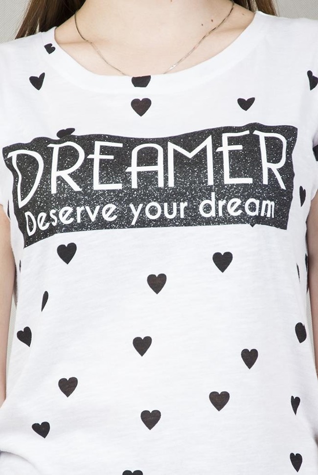 Biała bluzka w czarne serduszka z napisem "Dreamer deserve your dream"