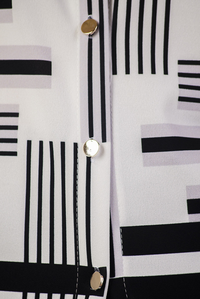 Biała bluzka w geometryczne wzory