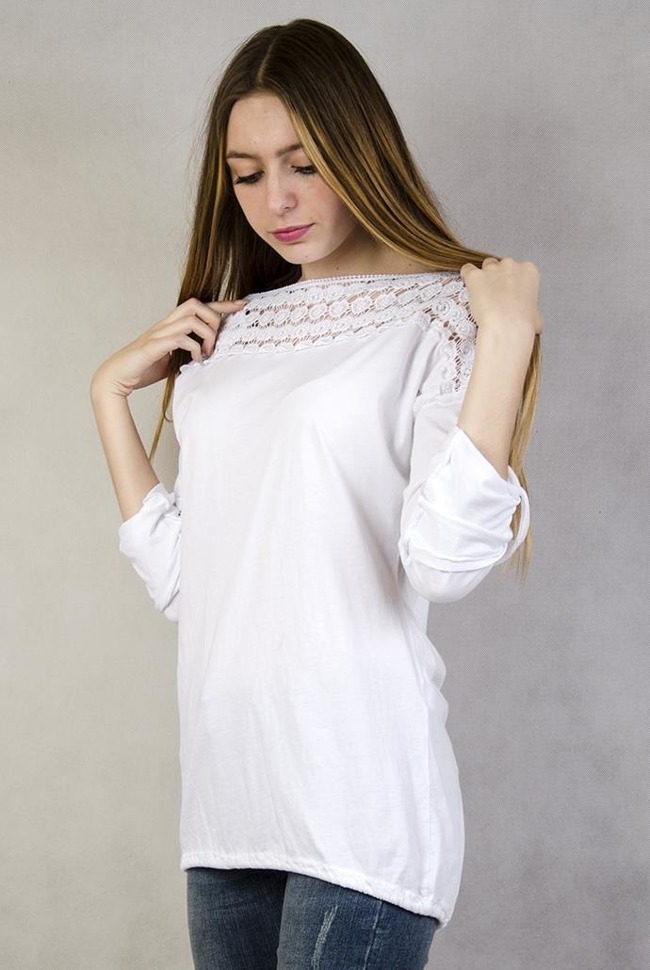 Biała bluzka z ażurowym zdobieniem na dekolcie i ramionach