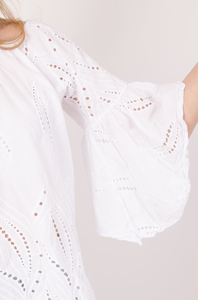 Biała bluzka z ażurowymi wstawkami i rozszerzanymi rękawami