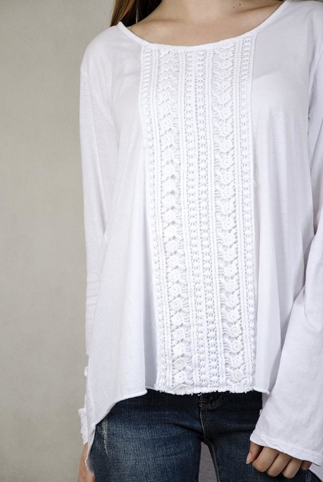 Biała bluzka z ażurowymi zdobieniami i podwijanymi rękawami