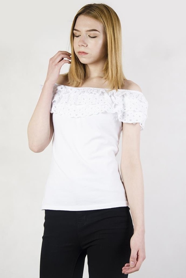 Biała bluzka z gumką w dekolcie oraz ażurowymi zdobieniami przy falbanach