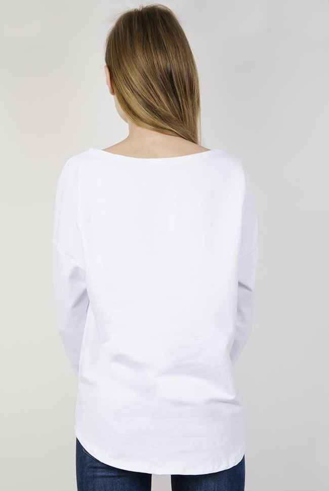 Biała bluzka z kokardką przy kieszonce i zdobieniami przy rękawach