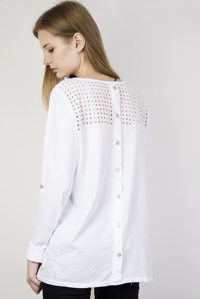 Biała bluzka z kwadratowymi zdobieniami i guzikami z tyłu