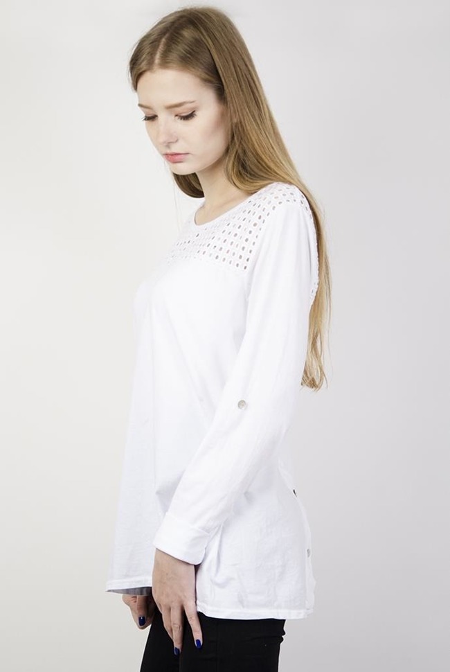 Biała bluzka z kwadratowymi zdobieniami i guzikami z tyłu
