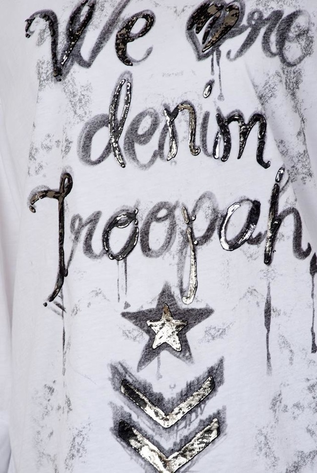 Biała bluzka z napisem "We are denim..."
