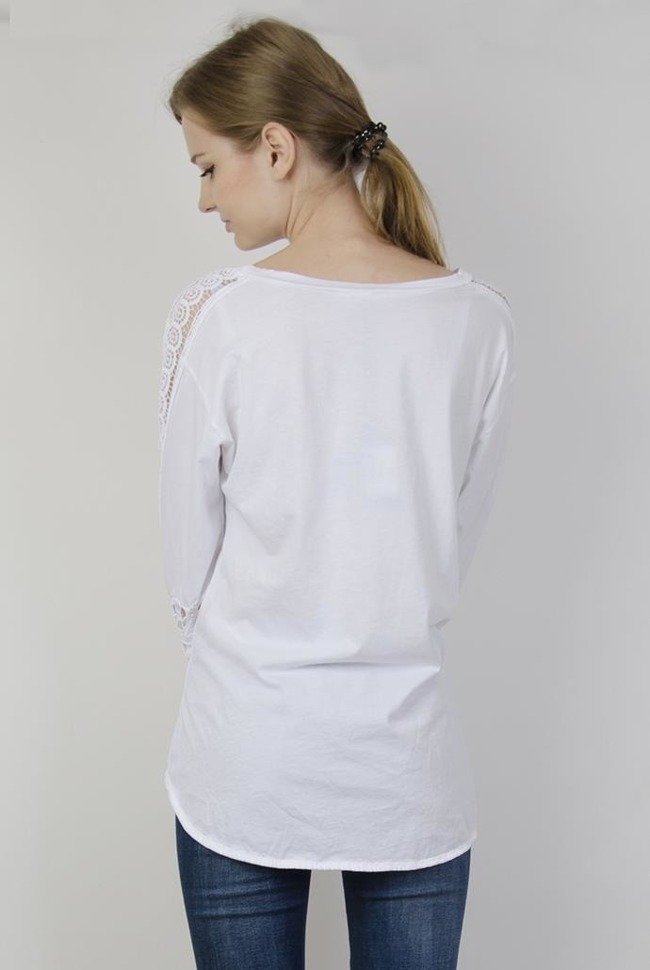 Biała bluzka z pięknymi zdobieniami na ramionach