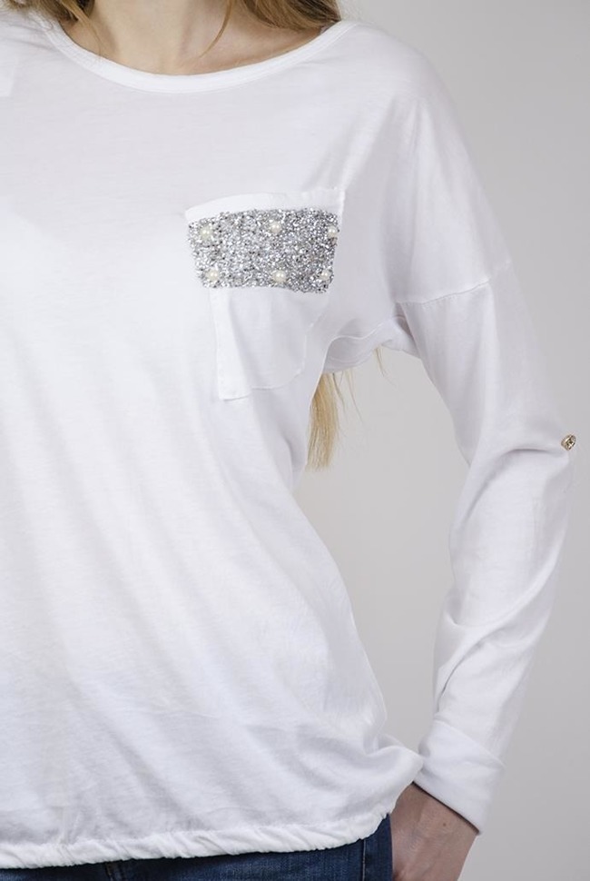 Biała bluzka z podwijanym rękawem oraz zdobioną kieszonką