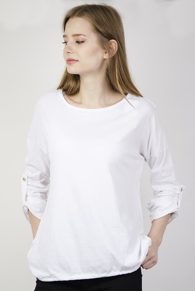 Biała bluzka z podwijanymi rękawami i pięknym zdobieniem na plecach