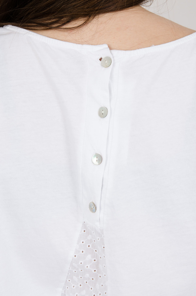 Biała bluzka z rozszerzanym dołem