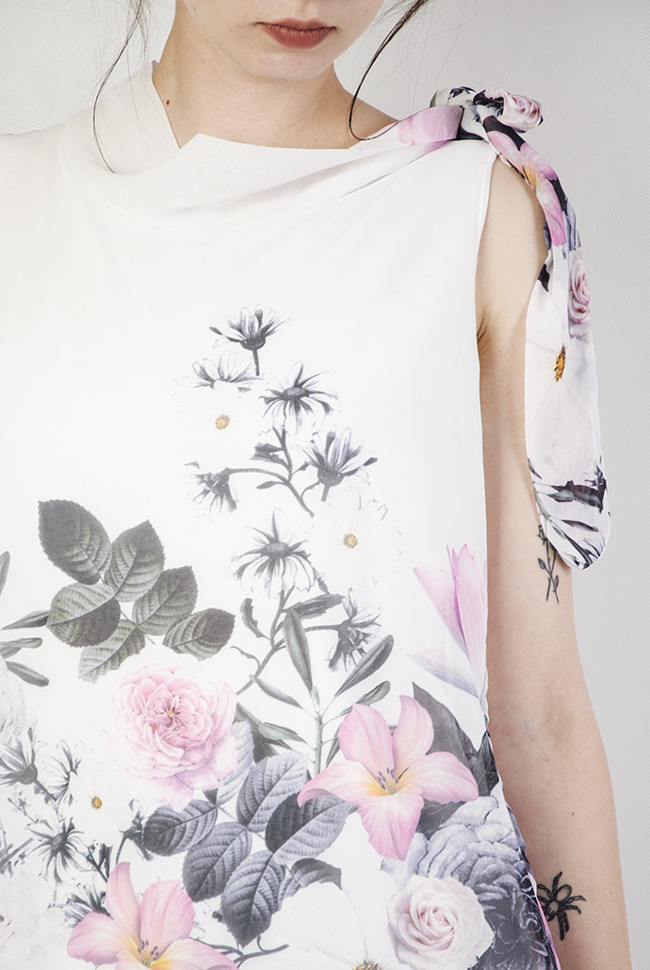 Biała bluzka z wiązaniem przy ramieniu, w kwiaty