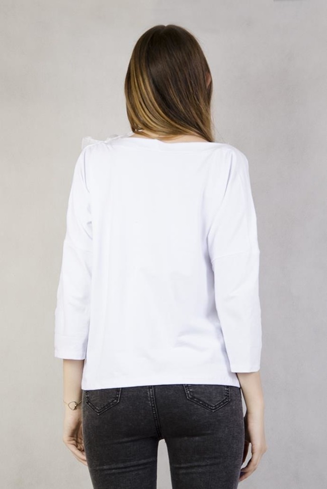 Biała bluzka z wycięciami na ramionach i wstążką
